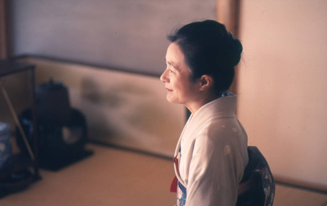 Nobue Yamashita conducts a tea ceremony at Wa-shin-an in 1994. 